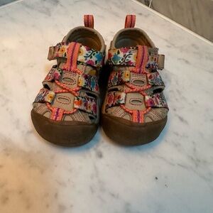 Keen Newport H2 Closed Toe Water Sandals in safari/birch
